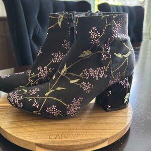 Cute flower patterned boots